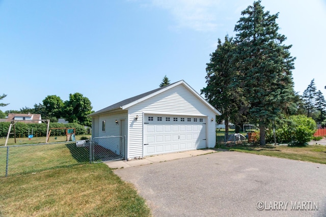 641 52nd St SE, Grand Rapids, MI 49548 - detached garage with a gate