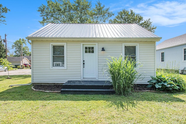 501 Sherwood Ave, Three Oaks, MI 49128 - view of front of home featuring a metal roof and a front yard