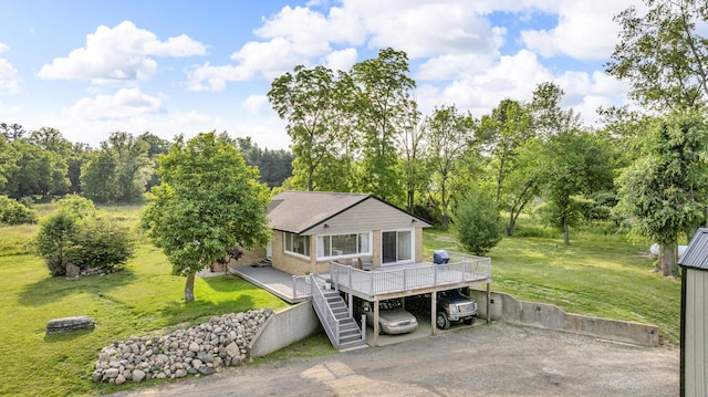 2200 Lindsey Rd, Jackson, MI 49201 - view of front of house with a deck, dirt driveway, and a front yard