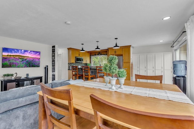 2200 Lindsey Rd, Jackson, MI 49201 - dining area with recessed lighting