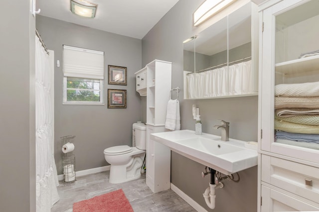 1736 Glenvale Dr SW, Wyoming, MI 49519 - bathroom with toilet and baseboards