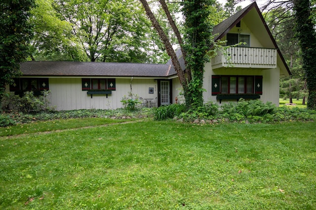 8454 Stickles Rd, Three Oaks, MI 49128 - view of front facade featuring a balcony and a front yard