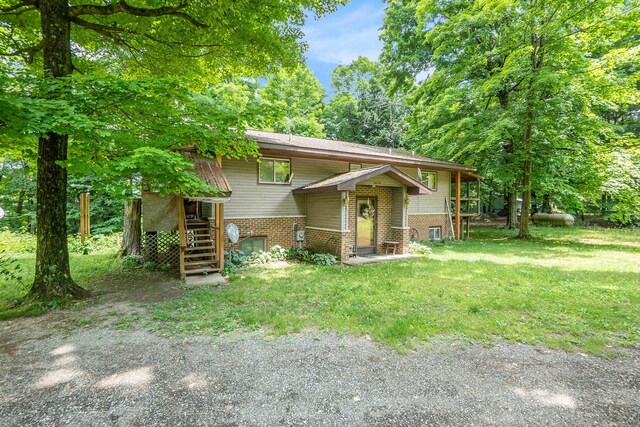 4424 Teal Ln, Newaygo, MI 49337 - split foyer home with brick siding, stairway, and a front yard