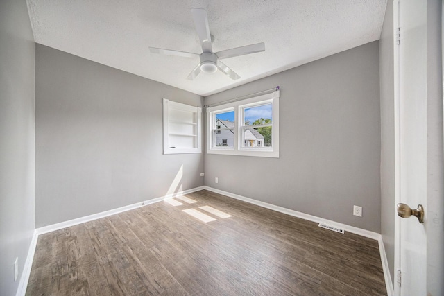 1836 W Argus Ct, Jackson, MI 49203 - unfurnished room with wood finished floors, a textured ceiling, and a ceiling fan