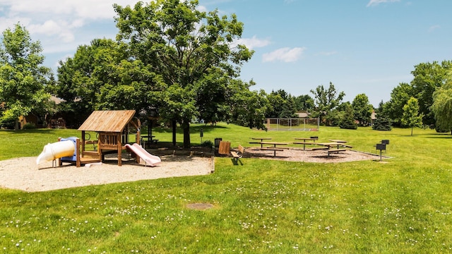 2834 Pittsfield Blvd, Ann Arbor, MI 48104 - community play area with a yard and view of wooded area