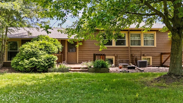 2834 Pittsfield Blvd, Ann Arbor, MI 48104 - back of house featuring a yard