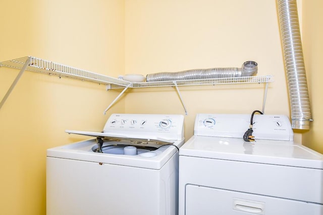 2208 Parkview Ave, Kalamazoo, MI 49008 - laundry area with washing machine and dryer