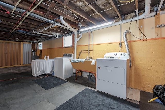 510 Wayne St, Saint Joseph, MI 49085 - laundry room featuring washing machine and dryer
