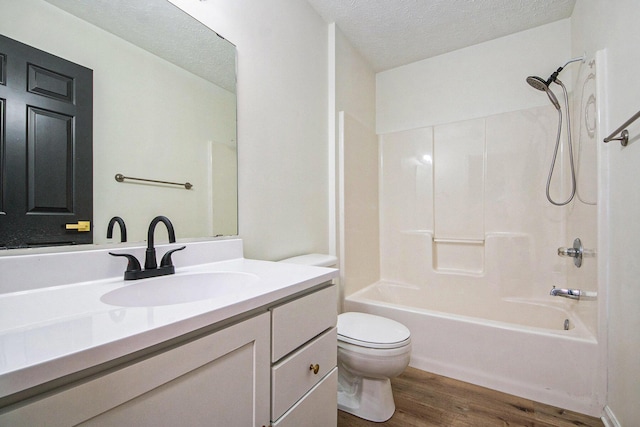 1882 Whistle Stop Dr SE, Grand Rapids, MI 49508 - bathroom with wood finished floors, vanity, bathing tub / shower combination, and a textured ceiling