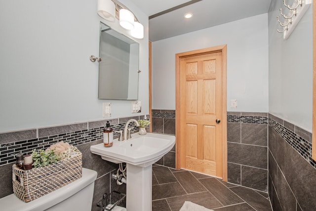 7532 Dell Rd, Saline, MI 48176 - bathroom featuring tile walls, wainscoting, and recessed lighting