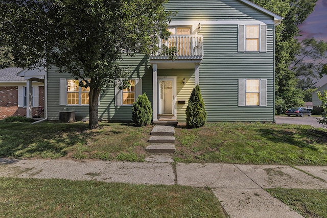 1415 Wingate Blvd, Ypsilanti, MI 48198 - view of front of home featuring a balcony and a front yard