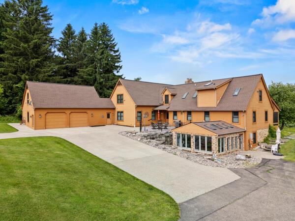 3447 Mayberry Ln, Howell, MI 48843