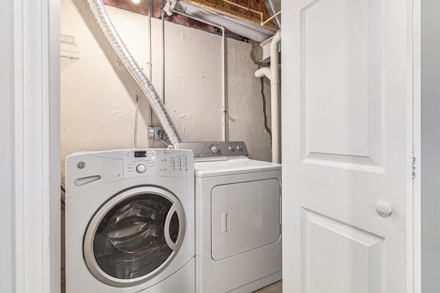 7400 Willow Creek Dr, Ypsilanti, MI 48197 - laundry room with washing machine and clothes dryer