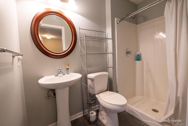 622 Cedar Square St, Holland, MI 49423 - full bathroom featuring a shower with curtain and tile patterned floors