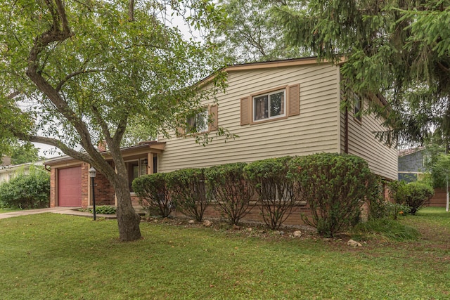 2707 Brandywine Dr, Ann Arbor, MI 48104 - tri-level home featuring a front yard, an attached garage, and driveway