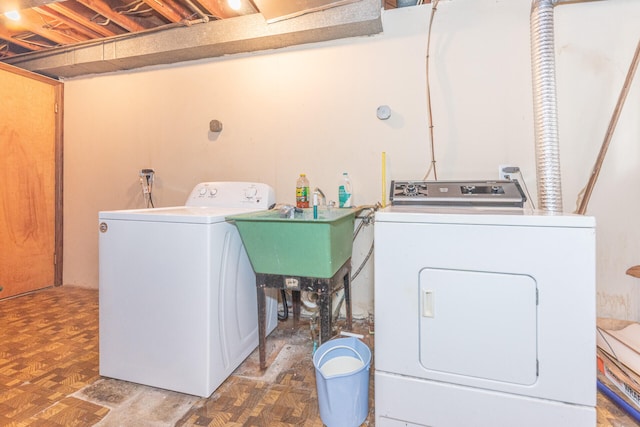 2707 Brandywine Dr, Ann Arbor, MI 48104 - laundry room featuring washing machine and dryer