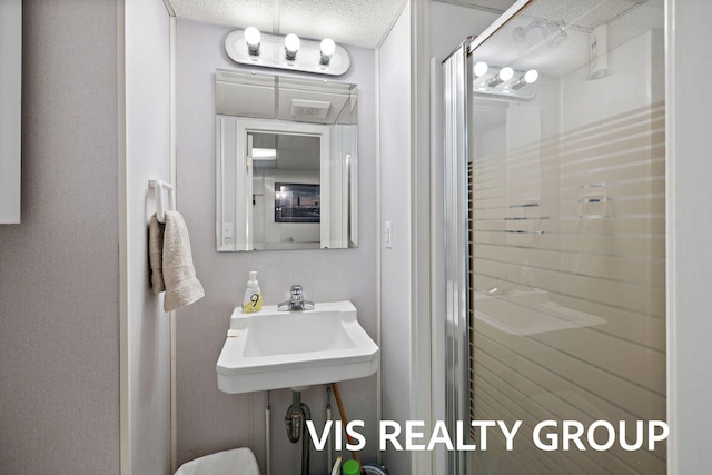 537 Buena Vista Dr, Spring Lake, MI 49456 - full bath featuring a stall shower and a textured ceiling