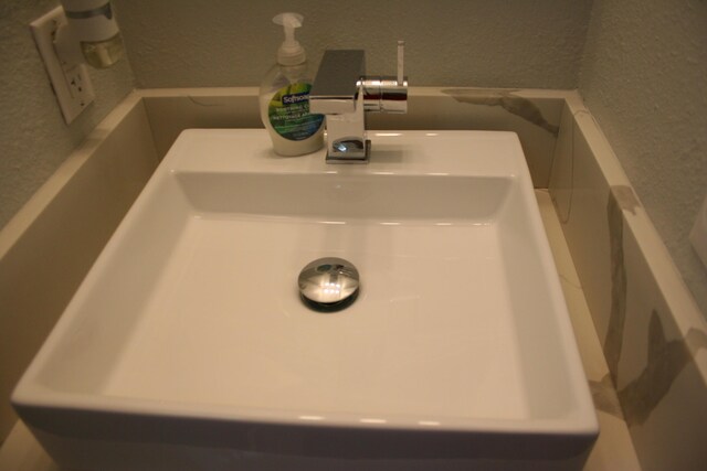 999 Morris Ave Unit 4-4, Key Largo, FL 33037 - room details featuring sink