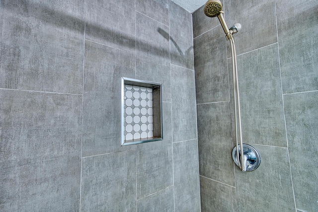 details with a tile shower