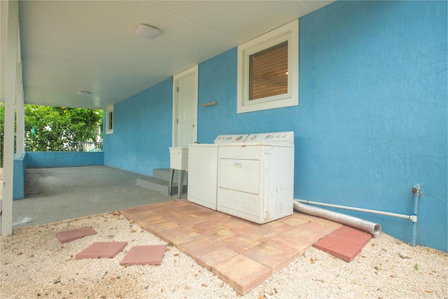 view of patio / terrace with independent washer and dryer