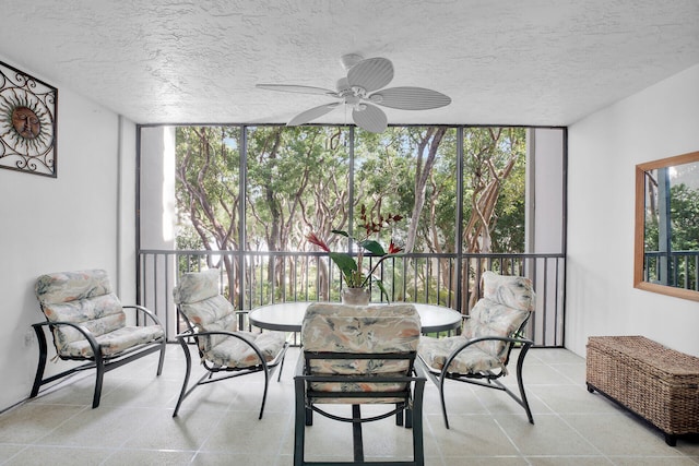 sunroom with ceiling fan