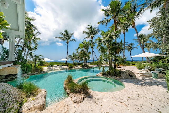 view of pool featuring an in ground hot tub