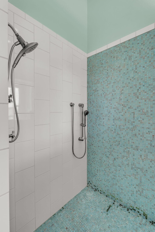 bathroom featuring tiled shower