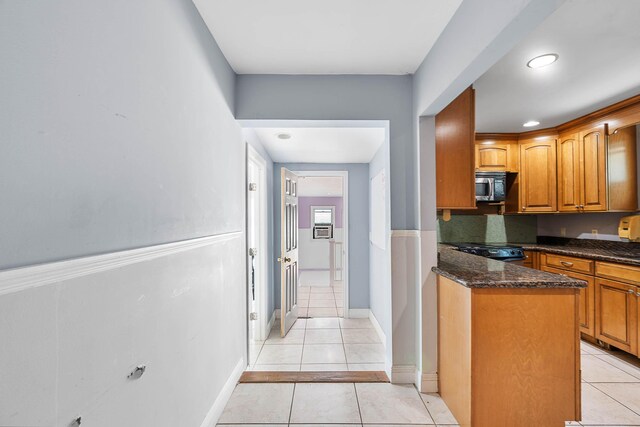 empty room featuring light tile patterned floors, recessed lighting, and baseboards