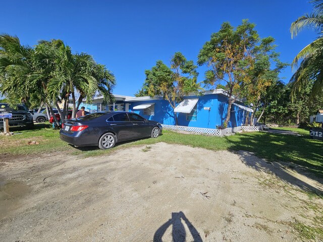 view of front of house with a front lawn