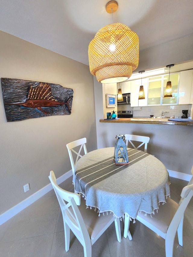 88500 Overseas Hwy Unit 301, Tavernier, FL 33070 - dining area featuring baseboards
