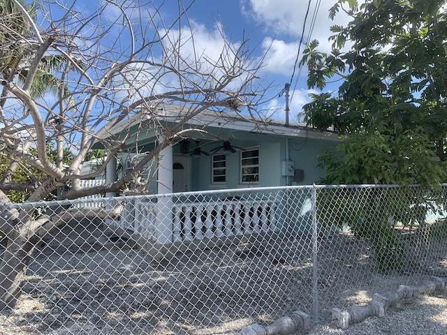 view of front of property with ceiling fan