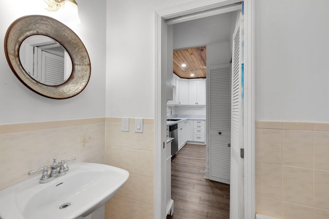 71 N Bay Harbor Dr, Key Largo, FL 33037 - bathroom featuring tile walls, wood finished floors, wainscoting, and recessed lighting