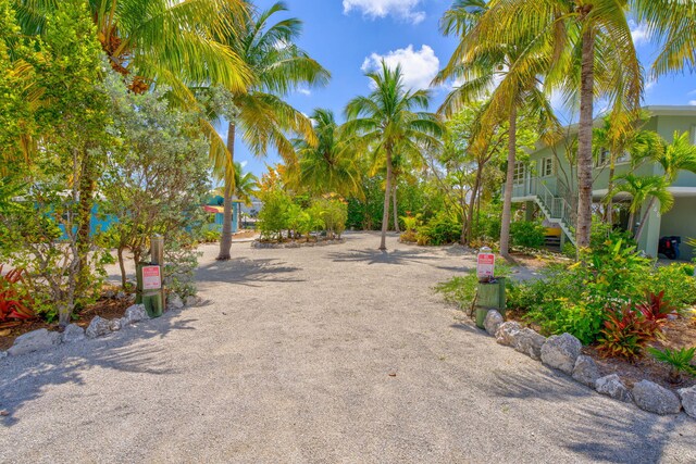 140 Gardenia St, Tavernier, FL 33070 - surrounding community with stairway