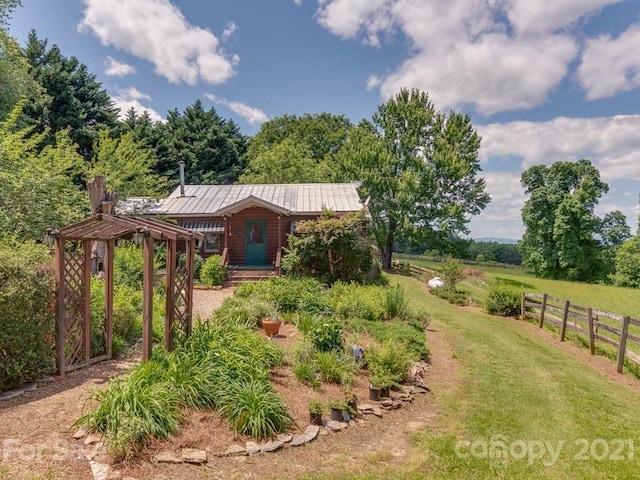 view of yard featuring a rural view