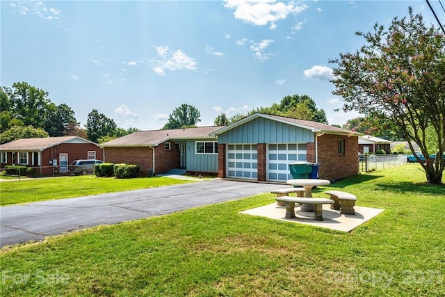 single story home featuring a front lawn