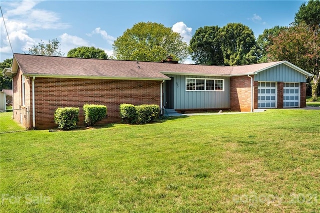 single story home featuring a front yard