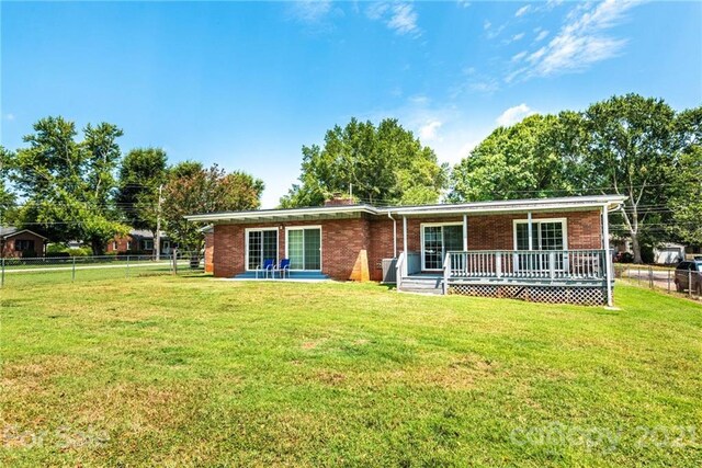 view of front of home featuring a wooden deck and a front lawn