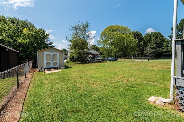 view of yard featuring a storage unit