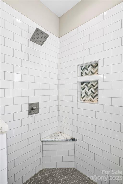 bathroom featuring tiled shower