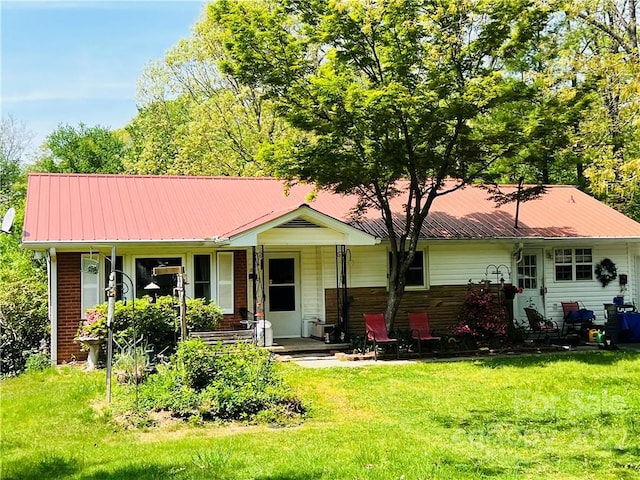 ranch-style home featuring a porch and a front lawn