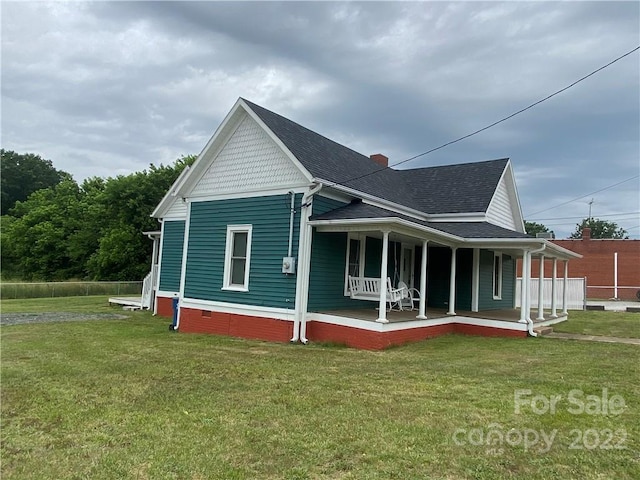 view of front facade with a porch and a front yard