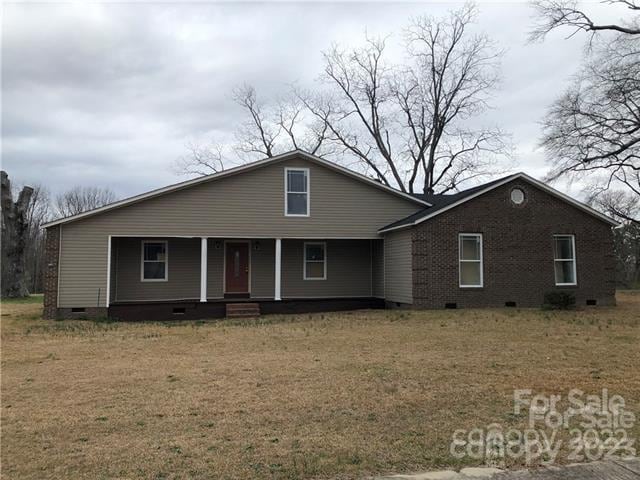 view of front of home with a front lawn