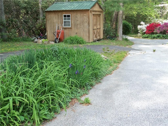 view of yard with a shed