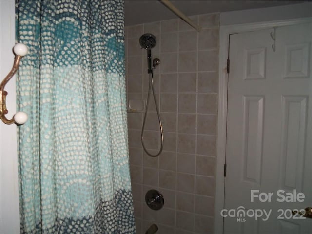 bathroom featuring shower / tub combo with curtain