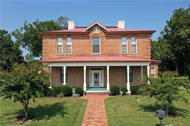 view of front of house featuring a front lawn and covered porch