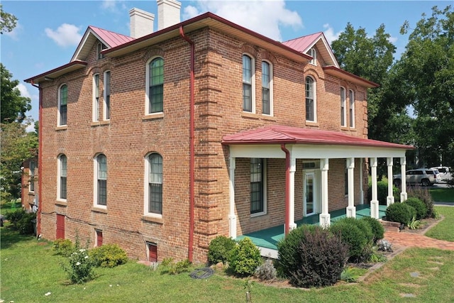 view of front of home with a front lawn and a porch