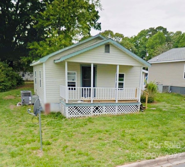 view of front facade featuring a porch and a front lawn