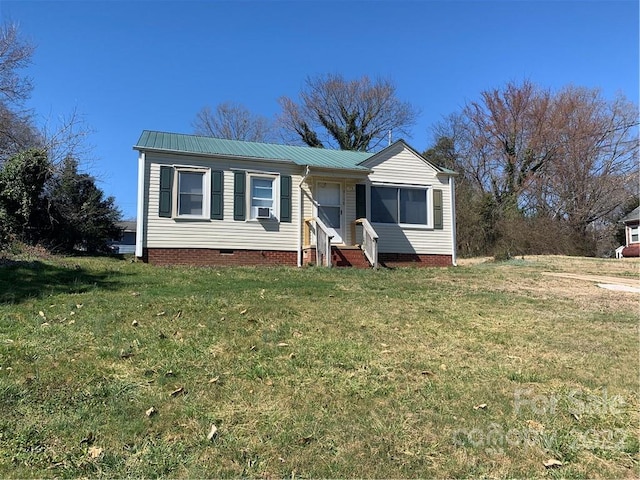 view of front of house featuring a front lawn