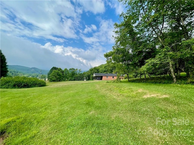 view of yard featuring a mountain view