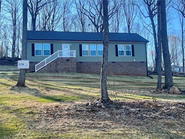 single story home featuring a front lawn